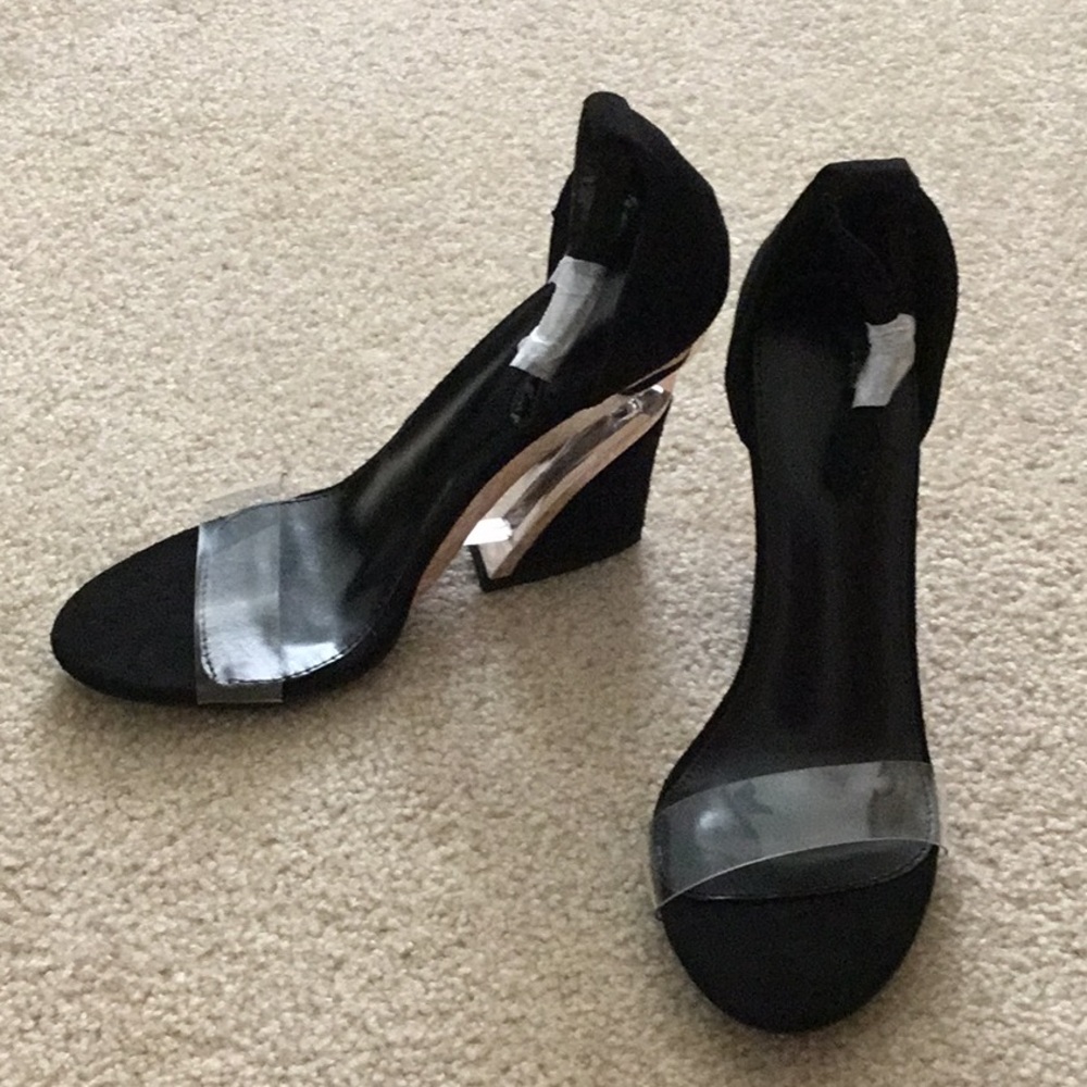 No name, Size 8, fits small, black clear strap and gold finish on sides